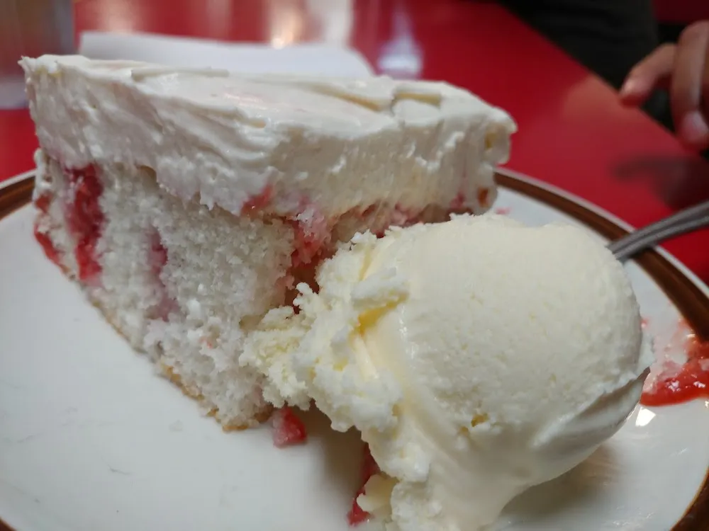 Strawberry Cake Ala Mode